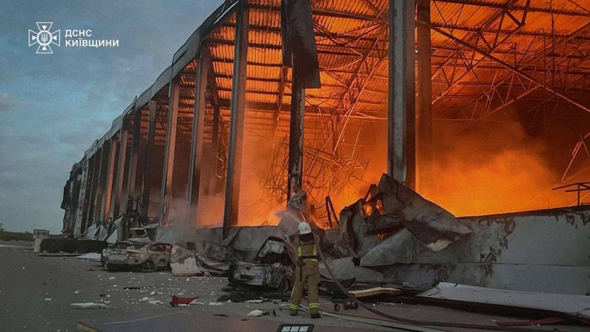 Пожежа у Бучанському районі: 200 рятувальників гасять 100 тис. кв. м Рятувальники гасять масштабну пожежу у Бучанському районі Київщини після ворожої атаки — 200 осіб та 73 одиниці техніки