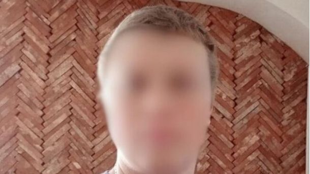 На Київщині затримали начальника відділу ТЦК за вимагання $4000 Чоловік із розмитим обличчям на фоні цегляної стіни — засуджений ексвійськовий, який вивозив цивільних з окупованої території Київщини