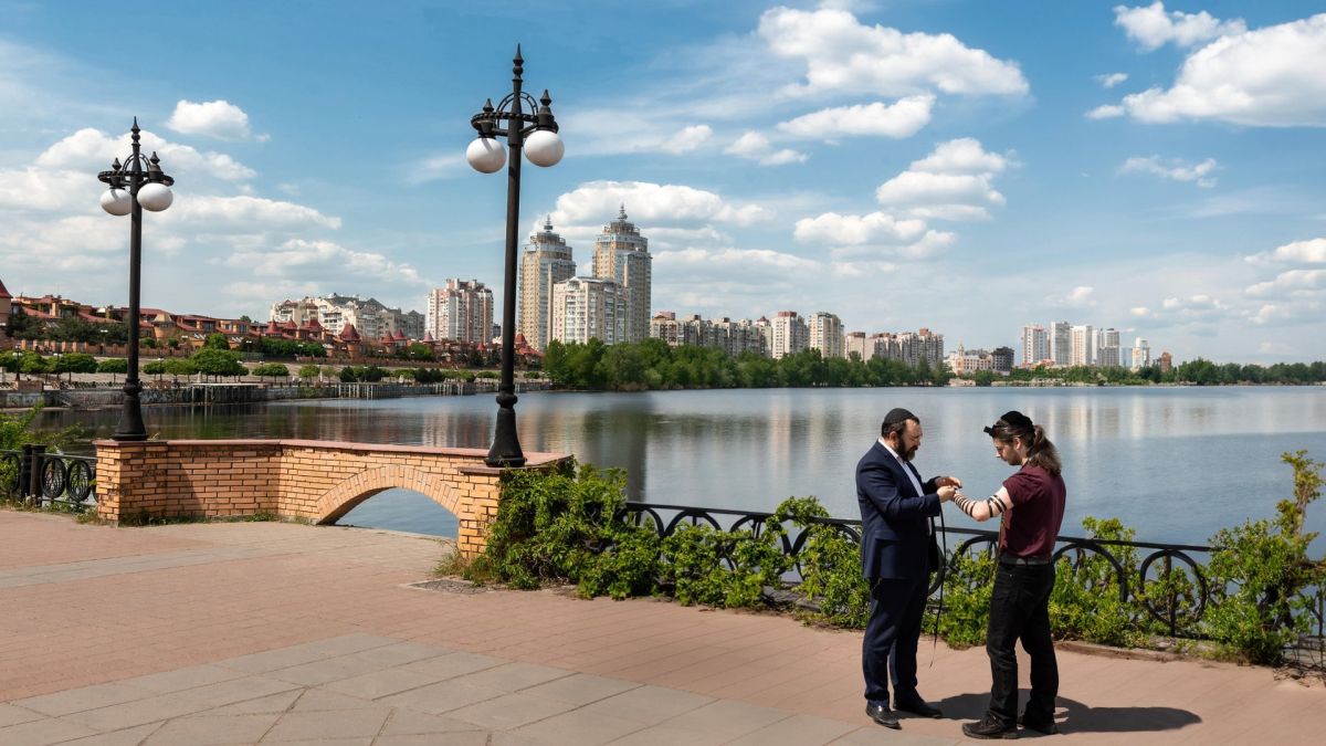 Представники єврейської громади стоять на Оболонській набережній