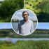 Колаж: береги озера Алмазне з очеретом, цвітіння водоростей, гідролог Віктор Вишневський на тлі водойми та панорама озера