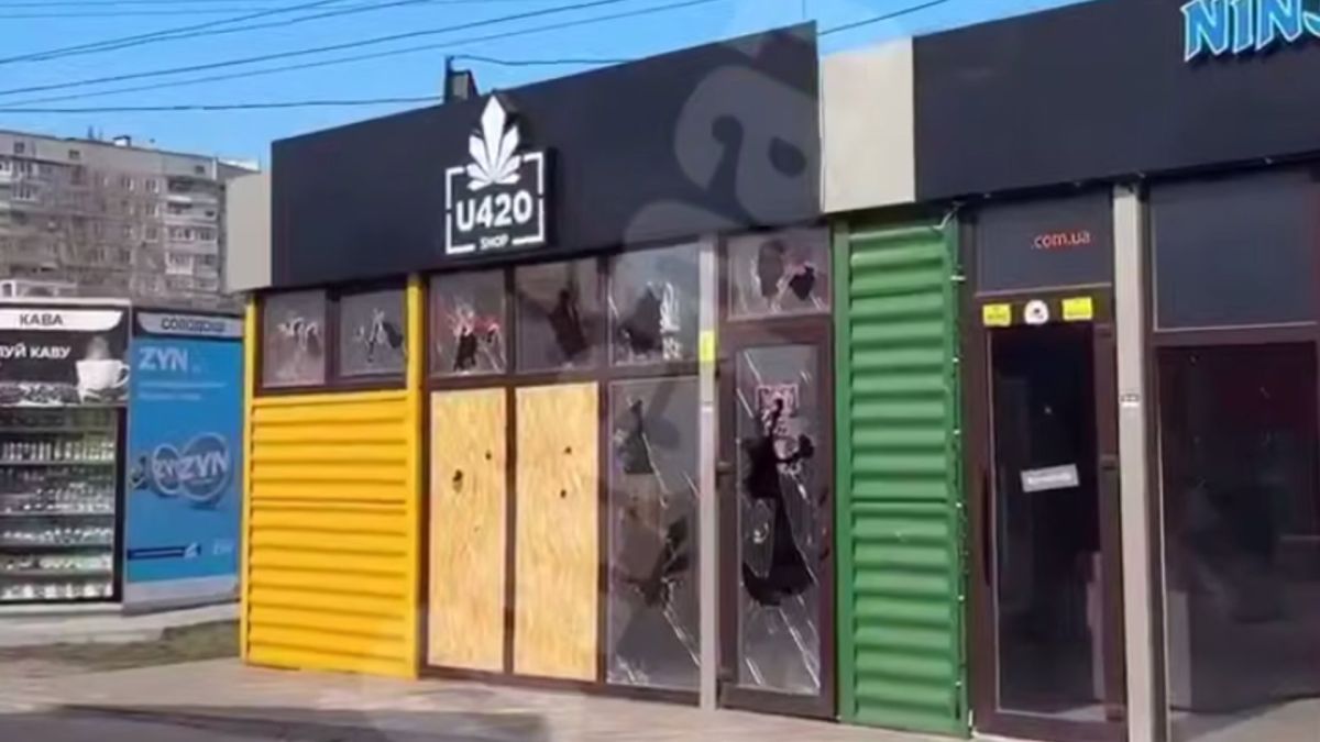 Пошкоджена вітрина магазину мережі U420 у Києві, розбите скло та написи на фасаді