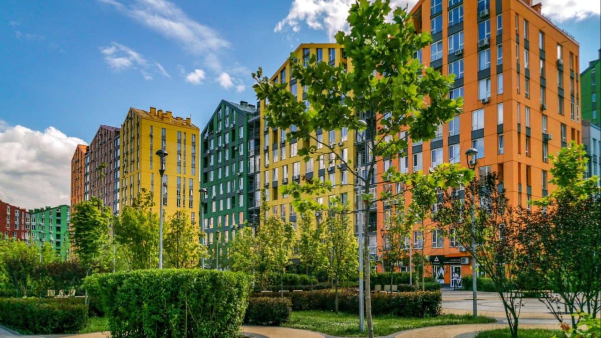 Кольорові багатоповерхові будинки житлового комплексу «Комфорт Таун» у Києві з озелененою прибудинковою територією