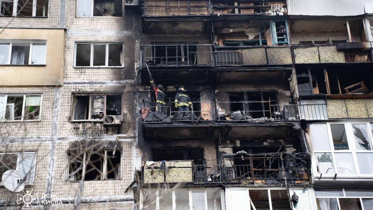 Київ: у лікарні помер третій поранений від атаки 29 листопада Рятувальники у згорілій квартирі після російського обстрілу