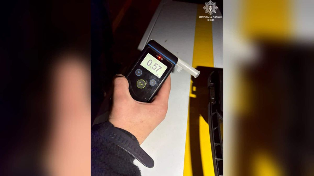 У Святошинському р-ні зупинили п’яного водія Nissan — 0,57 проміле Алкотестер патрульної поліції Києва з результатом 0,57 проміле після перевірки водія Nissan у Святошинському р-ні