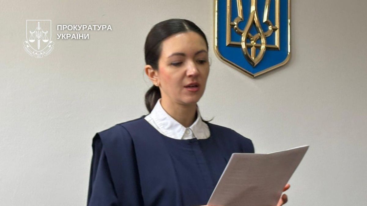 Прокурор у залі суду зачитує обвинувальний вирок у справі про розтрату бюджетних коштів на закупівлі для шкільних укриттів