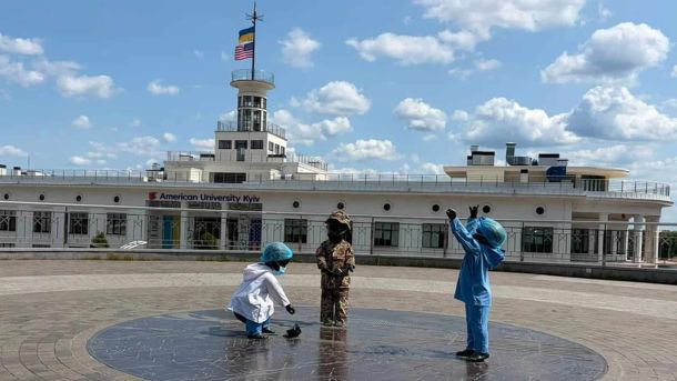 Скульптури малюків-засновників Києва на Поштовій площі, одягнені в костюми медиків до Дня медичного працівника
