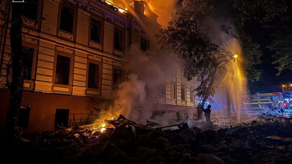 Київ та область: масована атака 40 ракет та 120 дронів Рятувальники ліквідують наслідки масованого ракетного удару по Києву: понад 40 ракет, одна загибла та 16 поранених