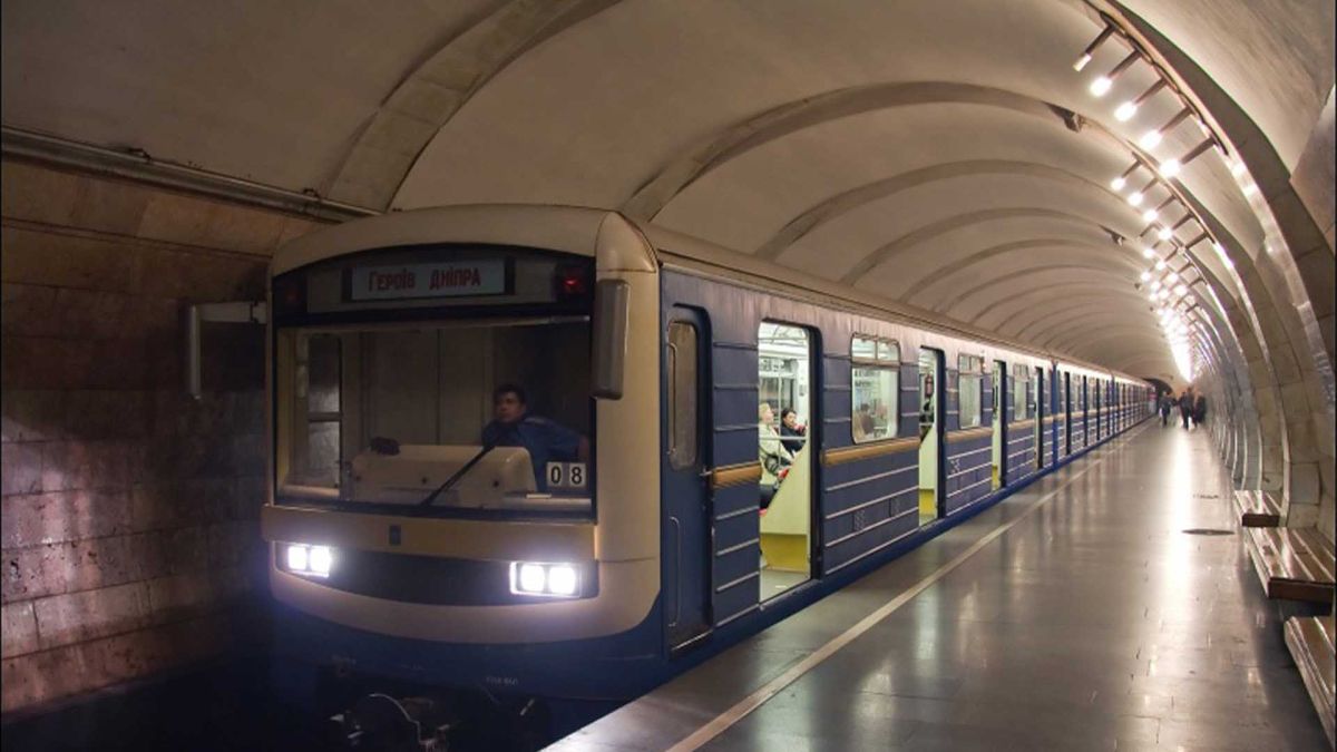 Червоний оксамит і комп'ютери: унікальний поїзд київського метро, який так і не став масовим Червоний оксамит і комп'ютери: унікальний поїзд київського метро, який так і не став масовим