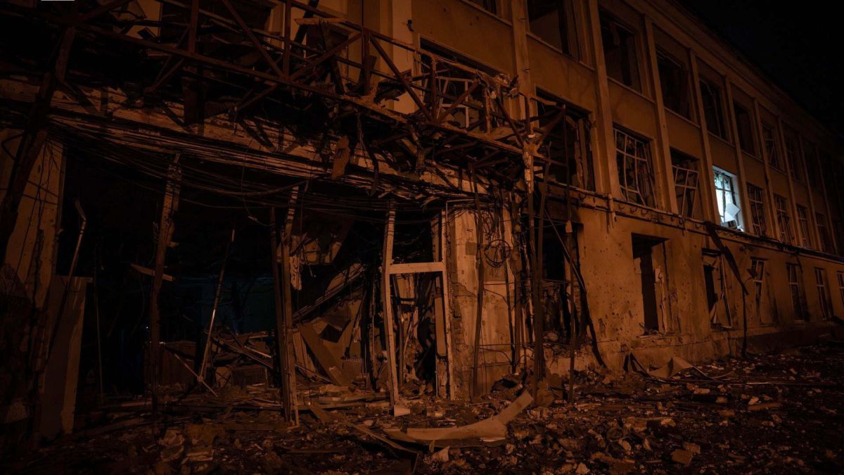 Балістичний удар по Києву: загинула дівчина, 8 постраждалих (оновлено) Частково зруйнований фасад триповерхової будівлі вночі після балістичної атаки на Київ, уламки на тротуарі