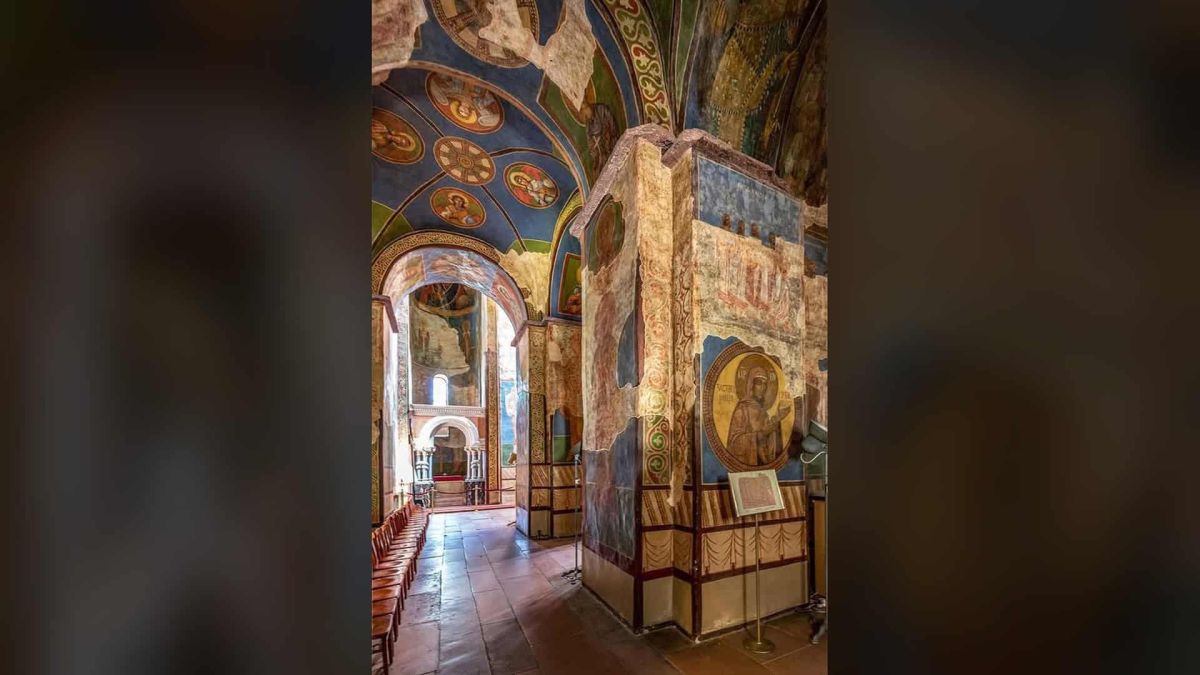 Кирилівська церква пропонує три екскурсії на вихідних Інтер'єр Кирилівської церкви у Києві з давньоруськими фресками XII століття на стінах і склепінні
