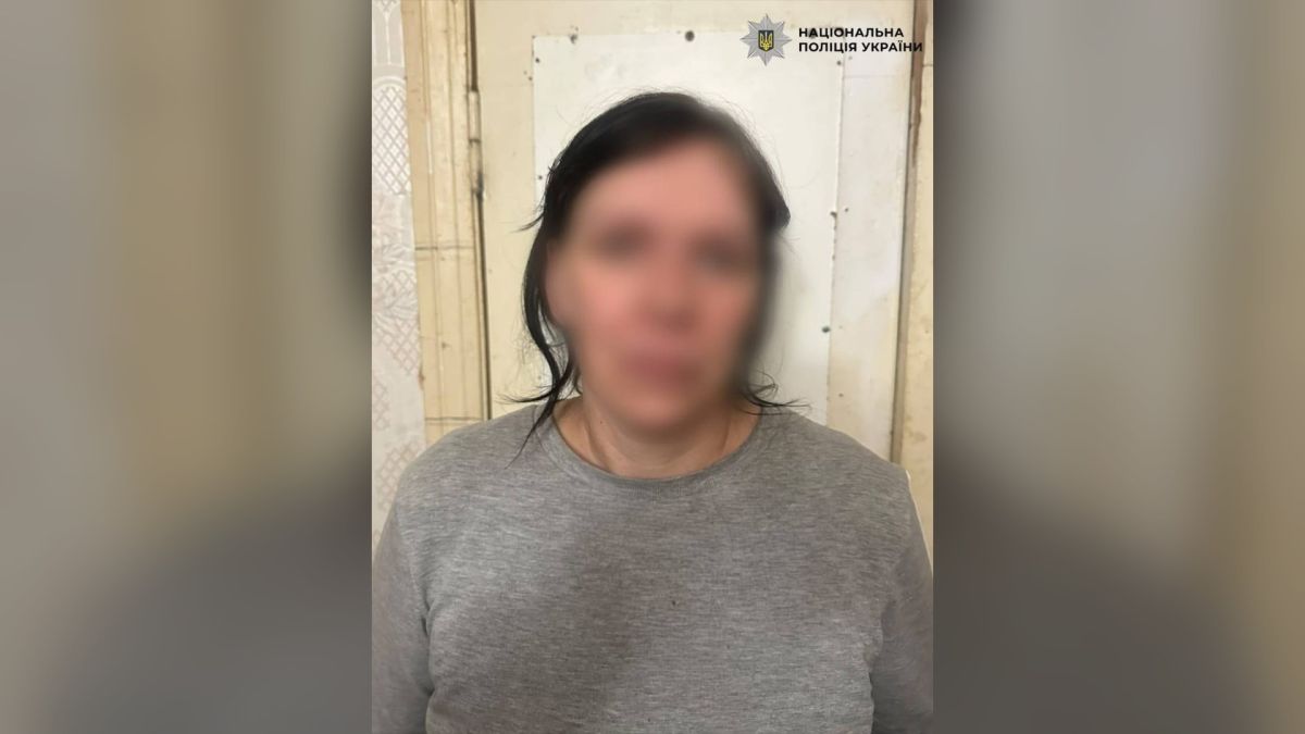 В Обухові 42-річну жінку підозрюють у ножовому пораненні співмешканця Жінка в сірому светрі з розмитим обличчям біля дверей після затримання в Обухові за підозрою в ножовому пораненні співмешканця