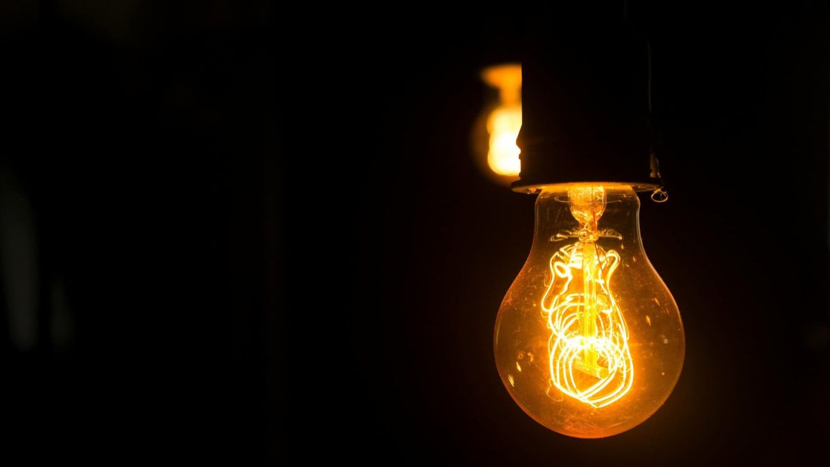 Лампочка горить в темряві