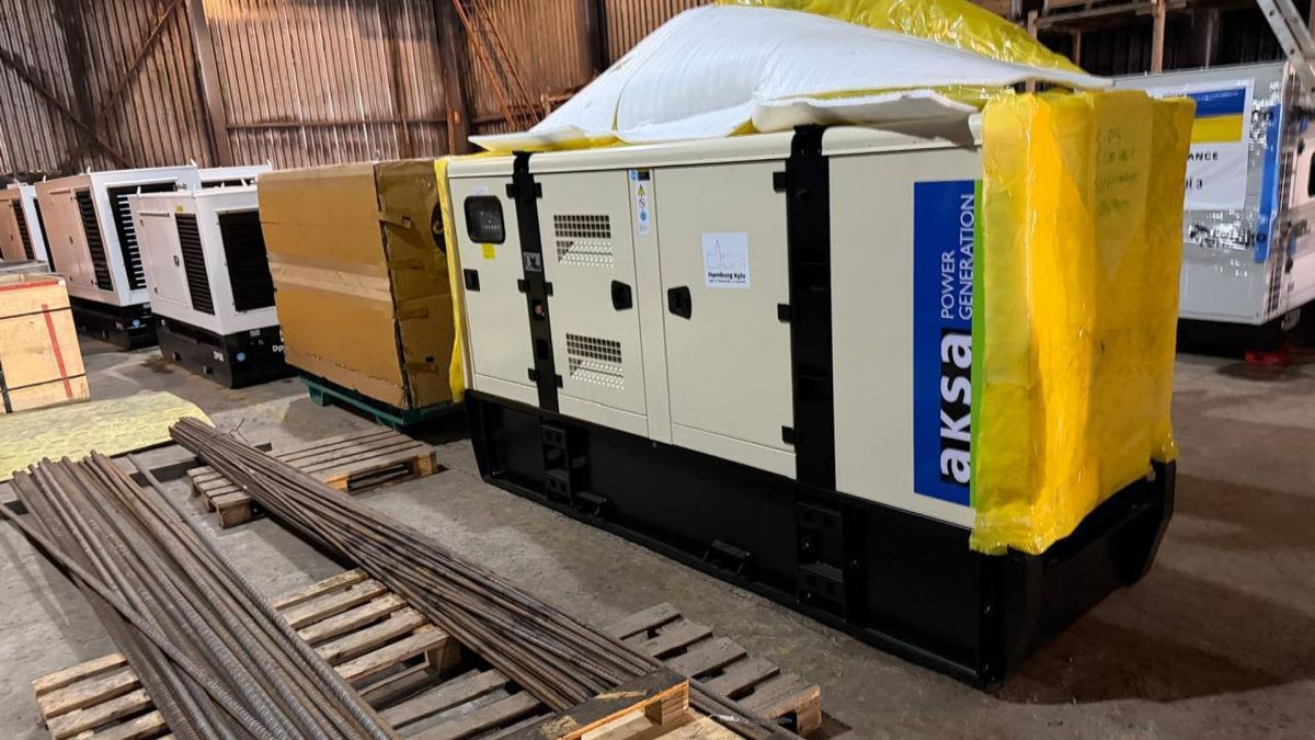 Автономні генератори AKSA Power Generation потужністю до 110 кВт на складі, передані Гамбургом для Києва в рамках міжнародної допомоги