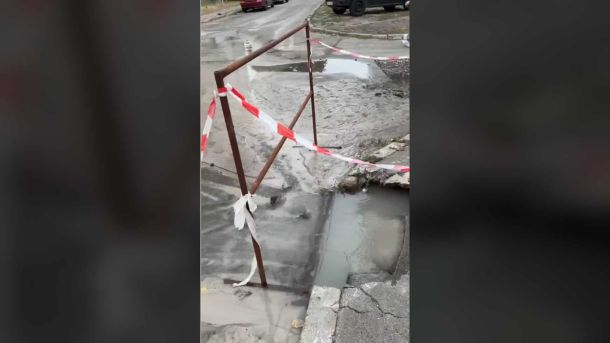 Провалля з водою на проспекті Володимира Івасюка в Оболонському районі Києва, обгороджене сигнальною стрічкою біля дитячого садка