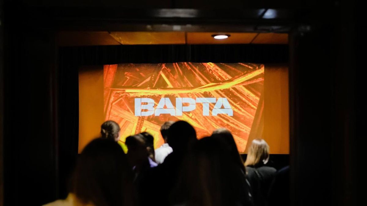 У Києві показали «Голоси» — 5-й фільм проєкту «ВАРТА» Глядачі дивляться на екран з написом ВАРТА під час прем'єри документального фільму «Голоси» у Києві