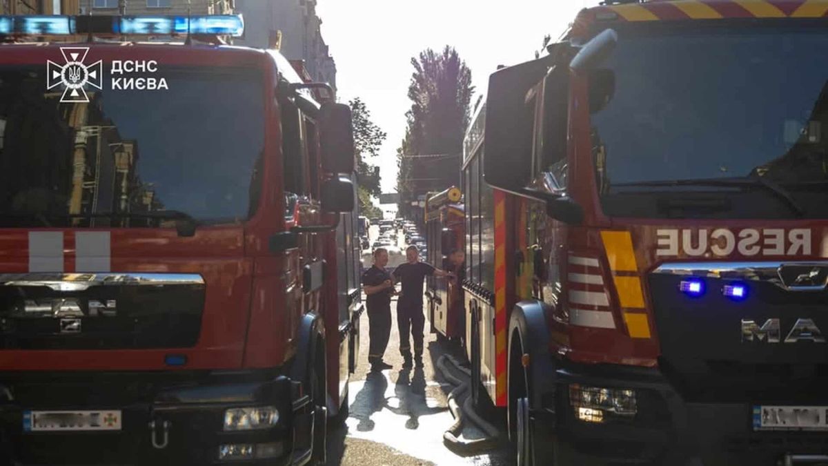 Задимлення на Бессарабці: коротке замикання в підвалі ринку Пожежно-рятувальні автомобілі ДСНС біля місця задимлення в підвалі продуктового ринку на Бессарабській площі