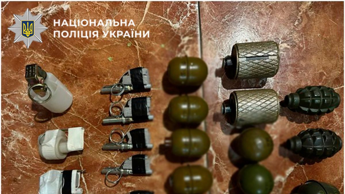 Вилучені бойові гранати та запали, розкладені на підлозі — речові докази у справі торговця зброєю на Печерську