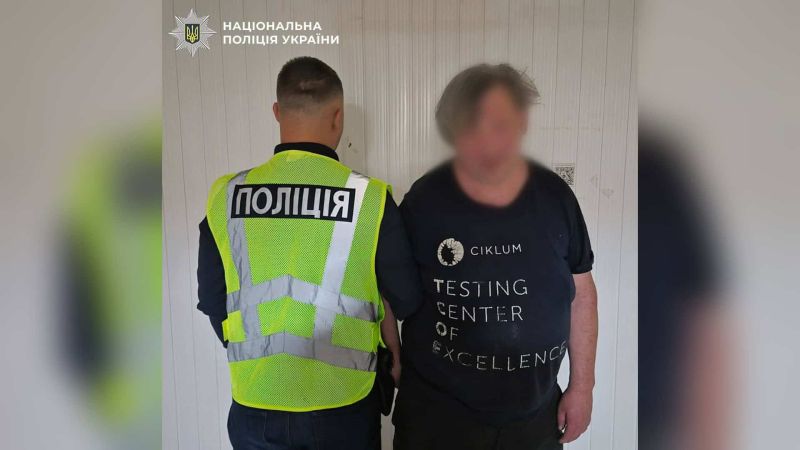 Поліцейський фіксує обставини ножового поранення під час конфлікту між знайомими у квартирі киянина