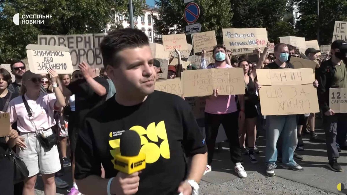 Кияни з картонками вийшли на площу Франка на підтримку Федорова Учасники акції з картонними плакатами на підтримку Михайла Федорова на площі Івана Франка в Києві