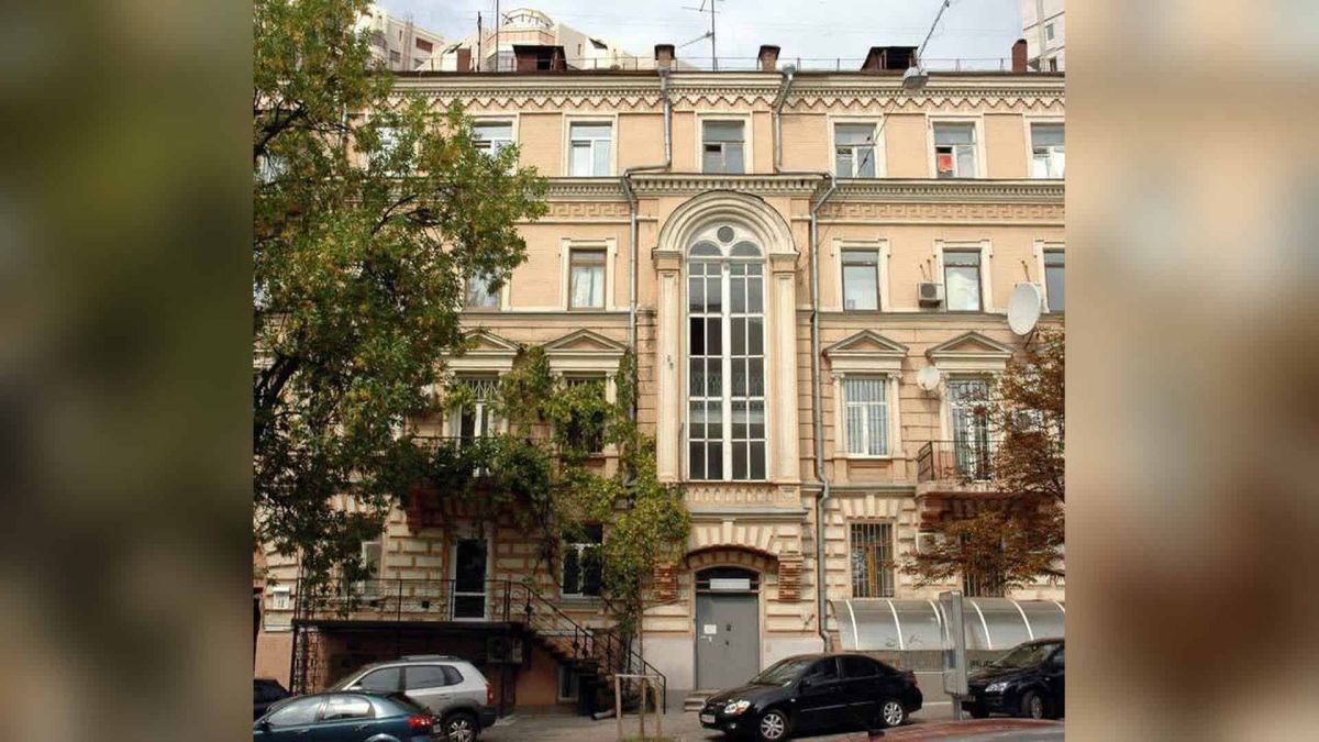 Будинок Успенського на вул. Симона Петлюри — пам’ятка Києва Прибутковий будинок Успенського 1890-х років на вул. Симона Петлюри у Києві з неоготичним вікном сходів