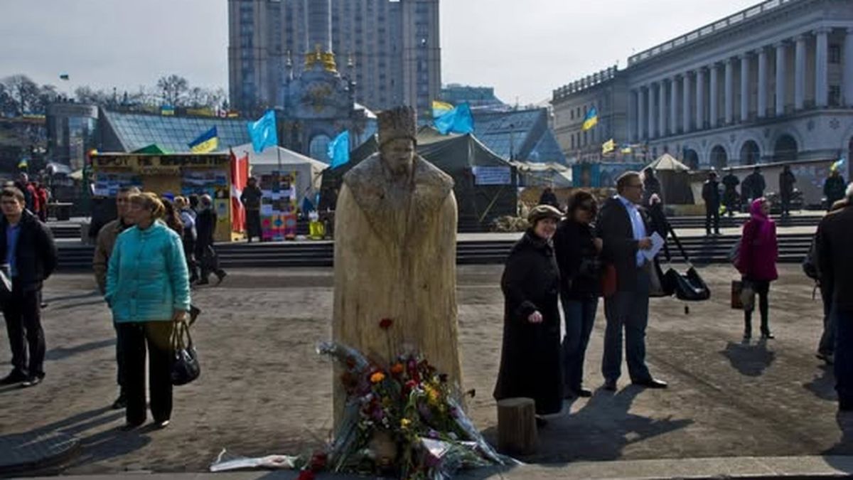 Дерев'яна скульптура Тараса Шевченка на Майдані незалежності під час Революції Гідності 2013–2014 років