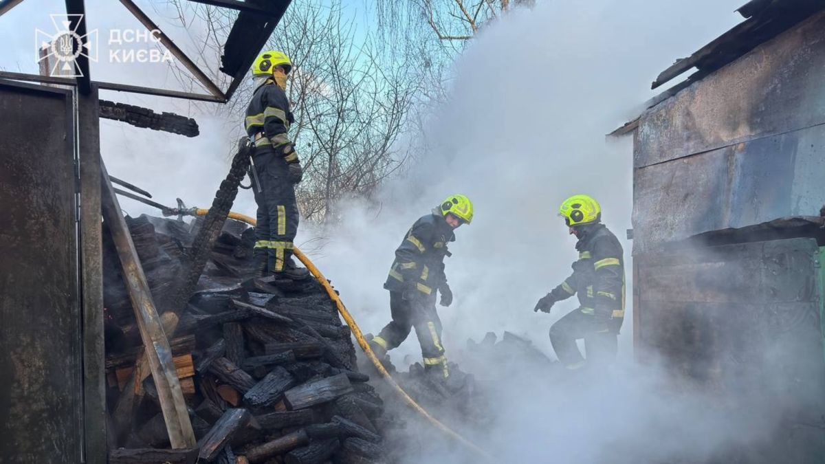 На вулиці Стеценка рятувальникам довелося гасити пожежу без гідранта (відео) Пожежники на місці подій