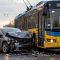 Головні новини Києва | Kyiv.News Ілюстративне фото: пошкоджена автівка врізалась у тролейбус, поруч поліція та аварійний конус