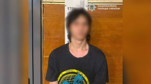 Парк Шевченка у Києві досі без офіційних меж — прокуратура подала позов Поліцейський патруль біля житлового будинку в Подільському районі Києва після нападу 17-річного з ножем на правоохоронця