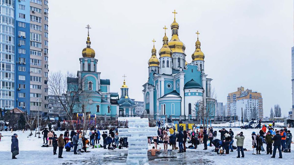 Велика кількість людей на кризі, деякі з них заходять у воду