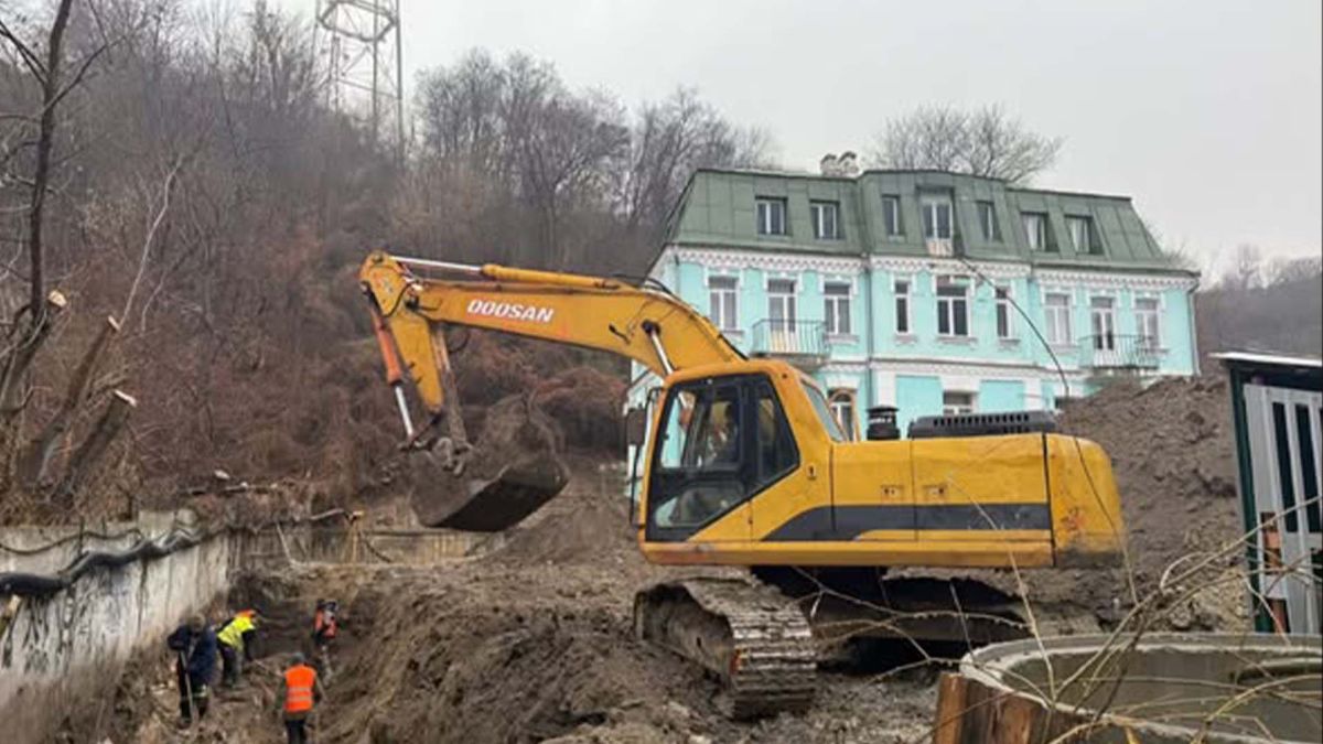 Екскаватор працює неподалік історичної будівлі