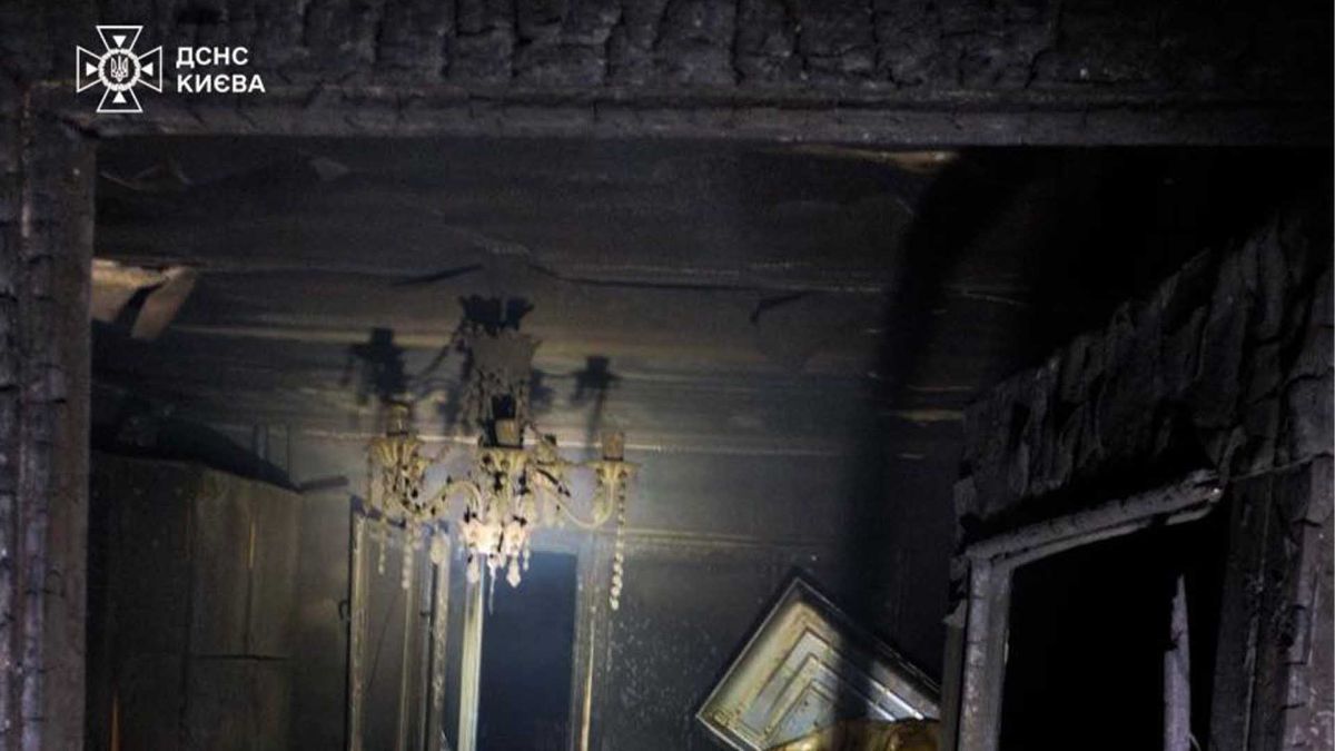 Пожежа на Академіка Доброхотова: евакуйовано 10 осіб, одного госпіталізували Обгоріла кімната після пожежі з почорнілою стелею, стінами та люстрою, наслідки пожежі у Києві