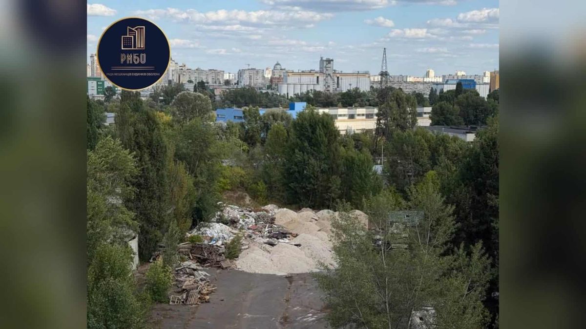 Мешканці будинку на вулиці Петра Панча, 11 в Оболонському районі Києва скаржаться на систематичне звезення невідомих відходів на занедбану територію з