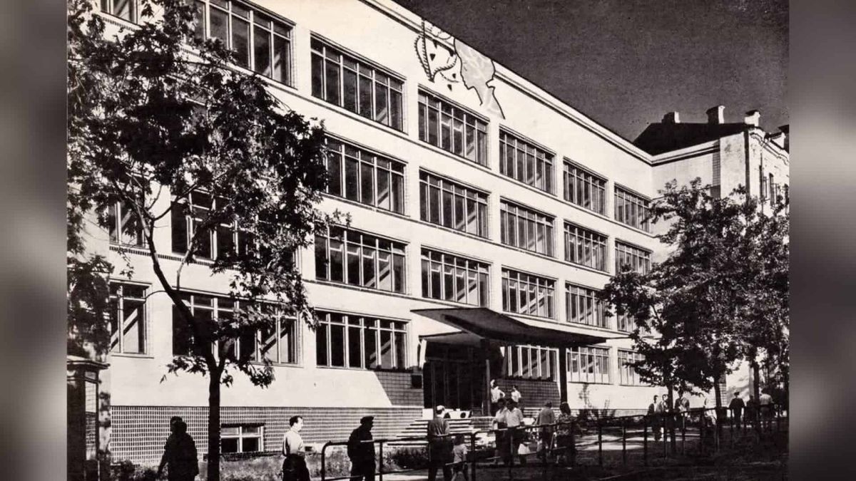 Будівля середньої школи №78 на вул. Басейній, 4 у Києві, споруджена у 1962–1963 роках і знесена у 2001 році заради ТЦ «Мандарин-Плаза»