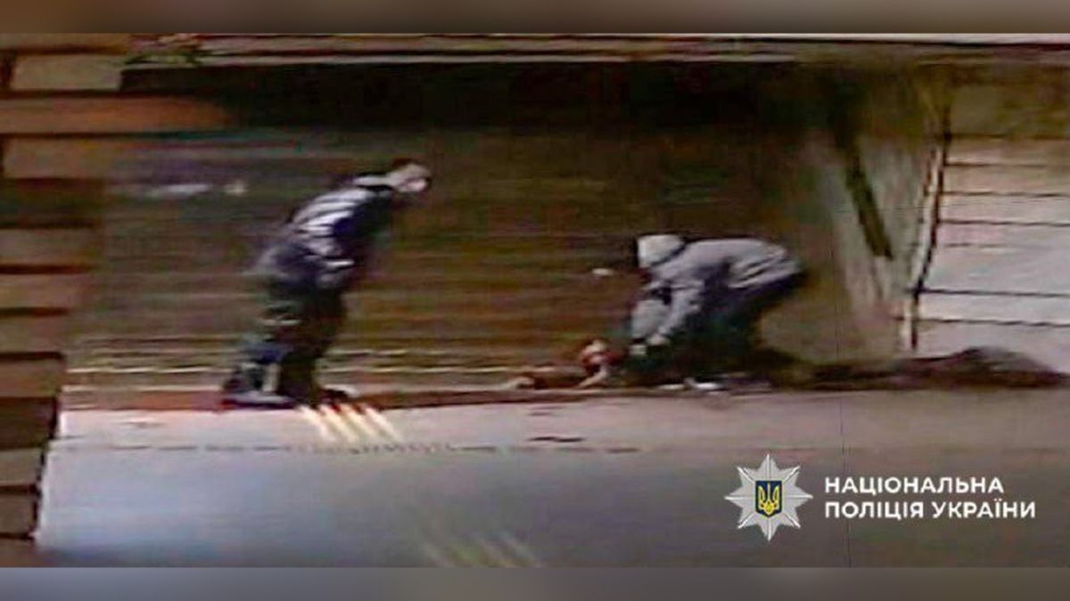 Трьох молодиків судитимуть за побиття перехожого біля «Театральної» Підземний перехід біля станції метро Театральна у Києві, де троє молодиків побили 46-річного перехожого у березні 2026 року