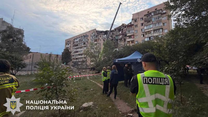 Головні новини Києва | Kyiv.News Будівельний кран працює біля зруйнованого під'їзду багатоповерхівки, поліцейський намет поруч