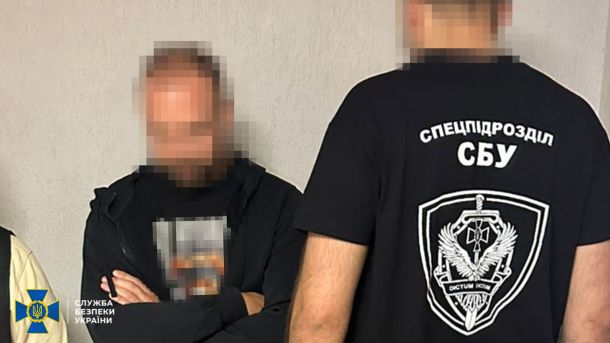 Оперативник СБУ проводить затримання чоловіка в цивільному одязі