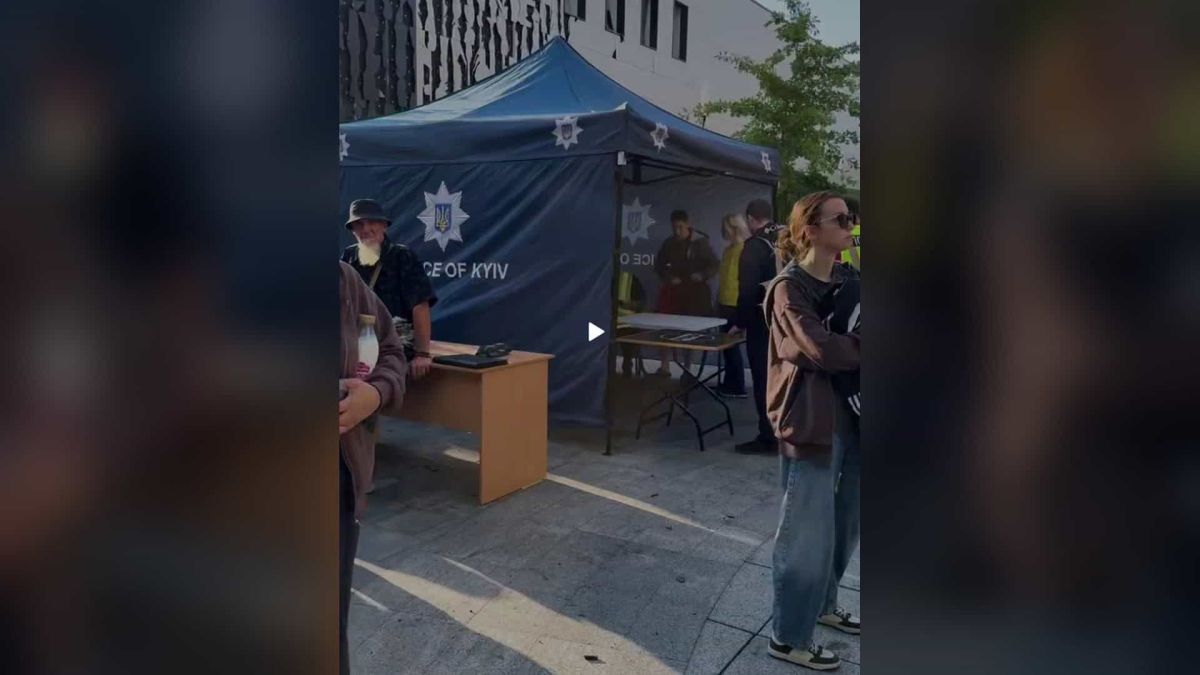 У Солом'янському районі відкрили штаб для постраждалих від атаки 19 липня Намет поліції Києва біля штабу допомоги постраждалим від атаки 19 липня у Солом'янському районі